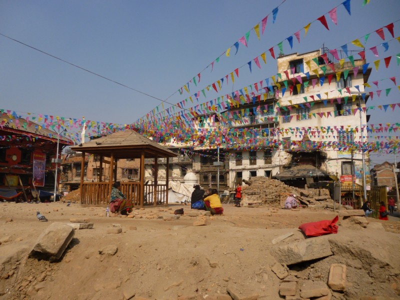 A katmandui Durbar tér romjai. A Durbar egy általános megnevezése a királyságot szimbolizáló, palotával, templomokkal és szobrokkal díszített tereknek, melyek története a Nepál egyesítése előtti időkre nyúlik vissza. A XVIII. század közepéig több királyság létezett az ország mai területén, mindegyik saját fővárossal, királyi palotákkal és hozzájuk tartozó Durbar terekkel. A három leghíresebb a patani, a baktapuri és a katmandui, melyek mind felkerültek az UNESCO világörökségi listájára. Az utóbbit azonban sajnos szinte teljesen elpusztította a 2015-ös földrengés.